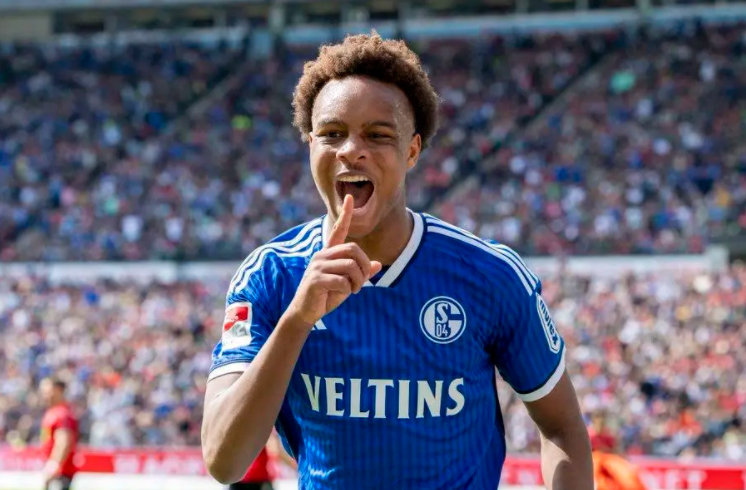 Dàn sao mới của Bundesliga tỏa sáng trên sân, thiên tài 17 tuổi Vedra Oguo của Schalke thu hút các CLB nhà giàu tranh giành