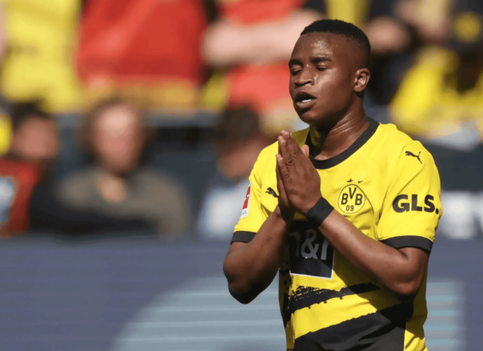 Cầu thủ trẻ tài năng Mukoko của Dortmund vướng tin đồn chuyển nhượng, gã khổng lồ Bundesliga có thể nhả anh trong kỳ chuyển nhượng mùa hè